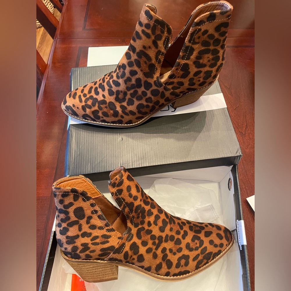 New in Box Chic Leopard Print Ankle Boots Size 11M